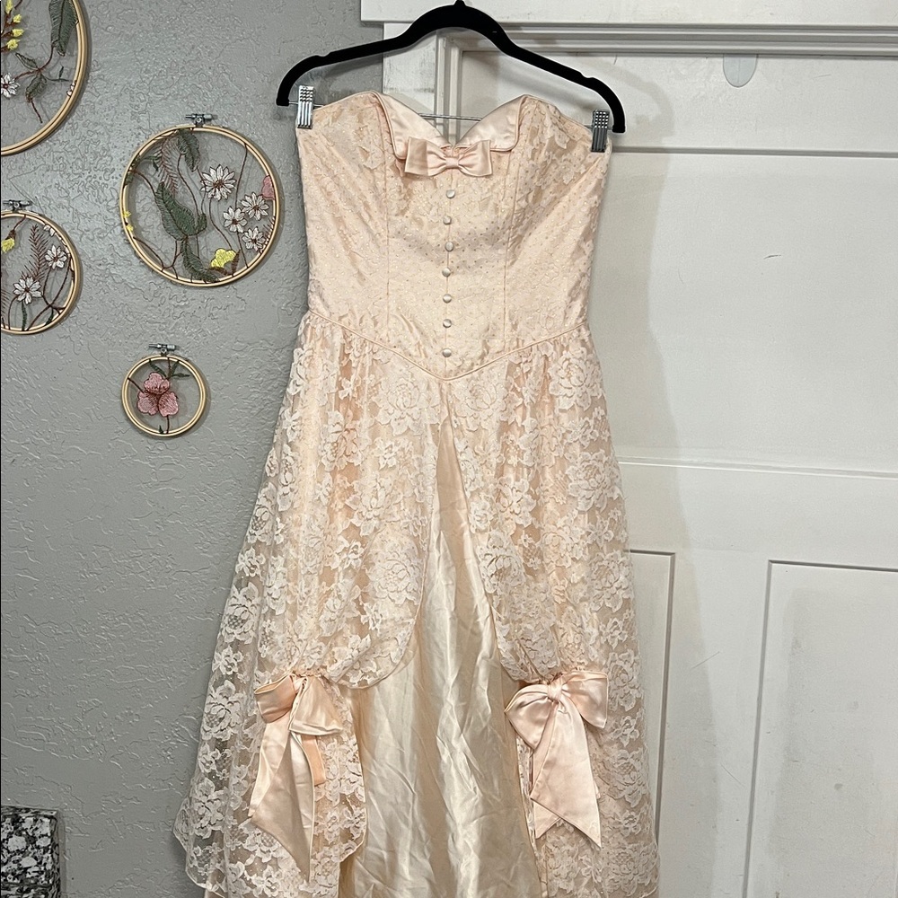 80’s ALFRED ANGELO VINTAGE STRAPLESS UNION PINK & WHITE LACE TIERED CORSET DRESS